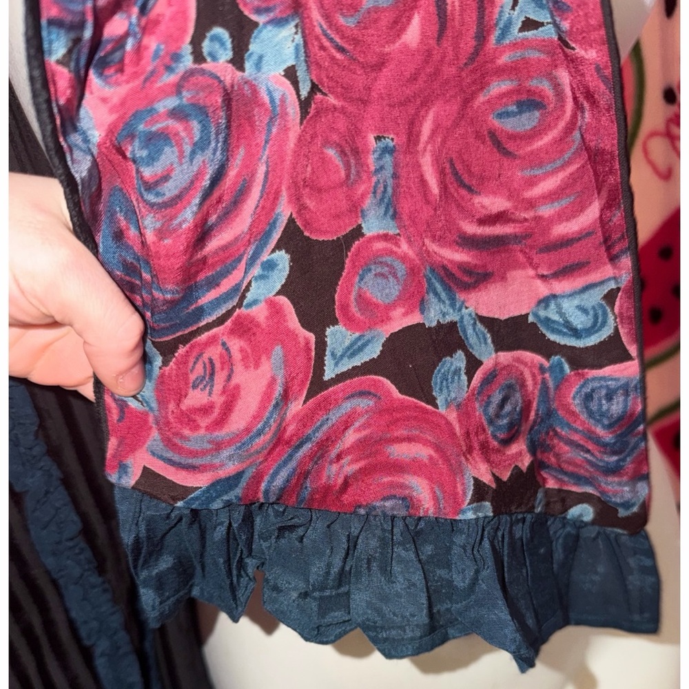 💙 Floral Velvet Scarf with Ruffles - Picture 3 of 8